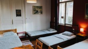 En eller flere senger på et rom på Nap Hostel Pécs