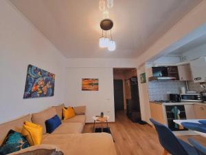 a living room with a couch and a kitchen at Apartament GabRox in Mamaia Sat/Năvodari