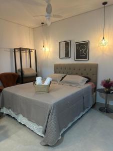 a bedroom with a bed with two towels on it at Vila Verde Chalés-Serro in Sêrro +45 photos