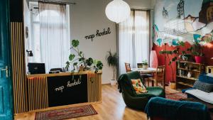 En TV eller et underholdningssystem på Nap Hostel Pécs