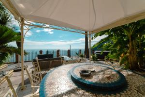Vista generica sul mare o vista sul mare dall'interno della villa