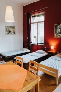En eller flere senger på et rom på Nap Hostel Pécs