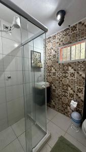 ein Badezimmer mit Glasdusche und Waschbecken in der Unterkunft Casa da Floresta in Rio de Janeiro + 57 Fotos