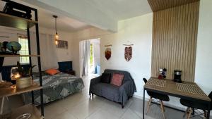 ein Schlafzimmer mit Bett, Stuhl und Schreibtisch in der Unterkunft Casa da Floresta in Rio de Janeiro