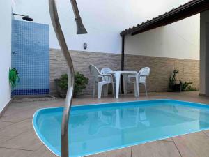 Swimmingpoolen hos eller tæt på Casa de Praia 3 Suítes c Ar condicionado e Piscina à 350m da Praia do Morro