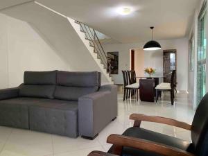 Et opholdsområde på Casa de Praia 3 Suítes c Ar condicionado e Piscina à 350m da Praia do Morro