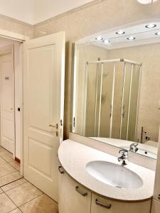 O baie la Porta Torre Como Apartment - By Relais Di Giada +21 fotografii