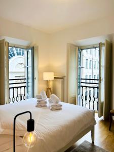 Un pat sau paturi într-o cameră la Porta Torre Como Apartment - By Relais Di Giada