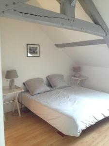 オンフルールにあるCharmante Maison De Pêcheurのベッドルーム1室(白いベッド1台、テーブル2台付)