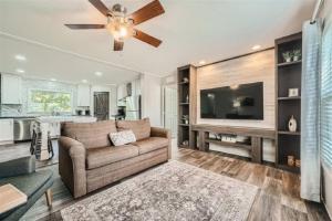 Μια τηλεόραση ή/και κέντρο ψυχαγωγίας στο The Hill House +16 φωτογραφίες