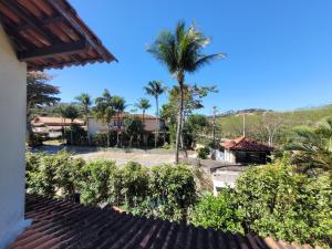 vue d'un palmier et d'un parking dans l'établissement Centro de Búzios 2 quartos, à Búzios