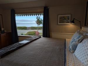 Llit o llits en una habitació de Juan de Fuca Waterfront Hotel & Cottages