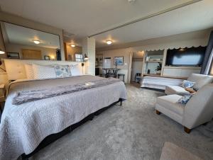 Llit o llits en una habitació de Juan de Fuca Waterfront Hotel & Cottages