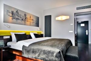 Postel nebo postele na pokoji v ubytování Ametyst Hotel Praha