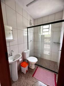 ein Badezimmer mit Waschbecken, Toilette und Dusche in der Unterkunft Casa no Sitio em São José do Barreiro in São José do Barreiro