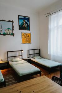 Posteľ alebo postele v izbe v ubytovaní NAPartman Pécs