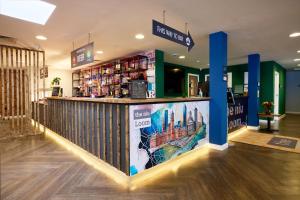 Ο χώρος του lounge ή του μπαρ στο Holiday Inn - the niu, Loom Manchester North by IHG