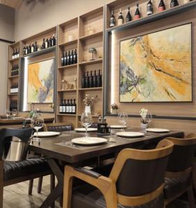 una sala da pranzo con un grande tavolo e sedie di Royal Suite on the 24th Sky a Skopje