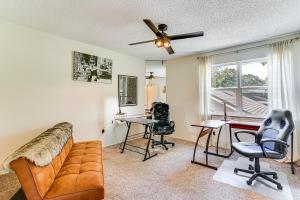 sala de estar con sofá, sillas y escritorio en 4 Mi to ATandT Stadium Townhome in Fort Worth, en Fort Worth