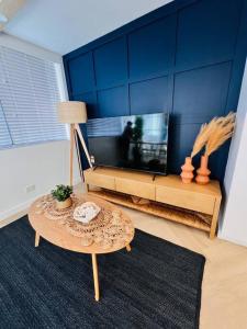 Μια τηλεόραση ή/και κέντρο ψυχαγωγίας στο Nautical living in Manly +13 φωτογραφίες