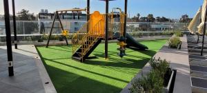 un parque infantil con un tobogán en un césped verde en Atlántico, en Punta del Este