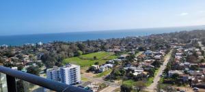 una vista aérea de una ciudad y el océano en Atlántico, en Punta del Este 5 fotos más
