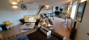 un salon avec un canapé et une table dans l'établissement Nouveau Maison campagne Plouescat - TyPra, à Plouescat