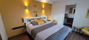 - une chambre avec un lit et deux lumières sur le mur dans l'établissement Nouveau Maison campagne Plouescat - TyPra, à Plouescat