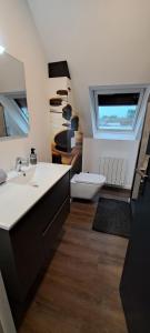 une salle de bains avec lavabo et toilettes dans l'établissement Nouveau Maison campagne Plouescat - TyPra, à Plouescat
