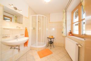 un bagno con lavandino e doccia di Bio-Bauernhof Einberghof a Pfarrwerfen