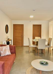 una sala de estar con un sofá y una mesa en A dos cuadras del Paseo la Galería, en Asunción