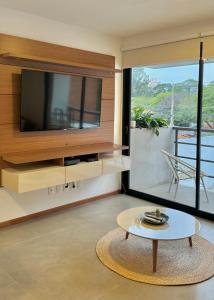 Una sala de estar con televisión y una mesa de café. en A dos cuadras del Paseo la Galería, en Asunción