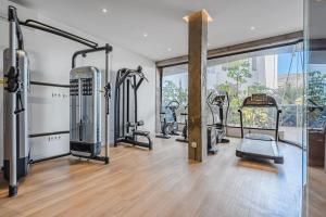 ein Fitnessstudio mit einer Reihe von Laufbändern und Cardiogeräten in der Unterkunft Luxury 2 bedrooms apartment in Palm-Mar, Tenerife in Palm-mar