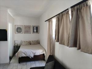 Ένα ή περισσότερα κρεβάτια σε δωμάτιο στο Home Away From Home 2