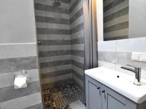 a bathroom with a sink and a shower at Gutshofblick L in Hanshagen