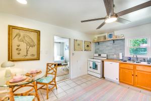 cocina con mesa y sillas y comedor en Bungalow with Large Yard 8 Mi to Cape Charles Beach, en Cape Charles