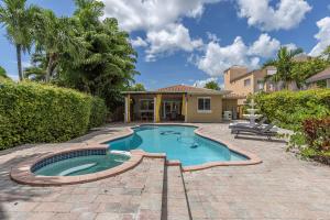 una piscina frente a una casa en Miami House - Heated Pool - Family Vacation, en Miami