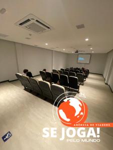 una sala de conferencias con sillas y un cartel en la pared en Resort de São Pedro por Agencia se Joga pelo Mundo, en São Pedro 78 fotos más