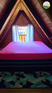 a large red bed in a tent with a window at Chalé com Piscina e Natureza Primavera Rosa in Penha +33 photos