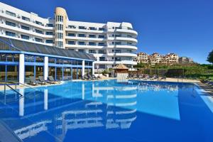 a large swimming pool in front of a building at Hotel Pestana Cascais Ocean & Conference Aparthotel in Cascais