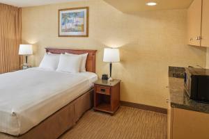 Ein Bett oder Betten in einem Zimmer der Unterkunft Waikiki Resort Hotel