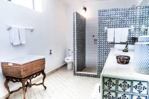 Imagen de la galería de Casa Galeana- Tropical 1-BD 1-WC Mountain Top Luxury Suite with Stunning Views, en Ajijic