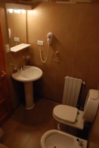a small bathroom with a toilet and a sink at Confin Patagonico in El Chalten