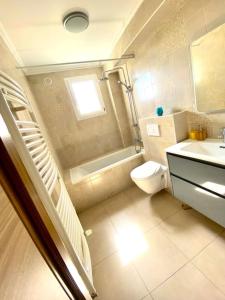 ein Bad mit einem Waschbecken, einem WC und einem Fenster in der Unterkunft Maison proche Paris, Aéroport CDG, Stade de France in Drancy + 31 Fotos