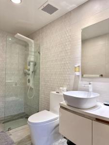 Um banheiro em Upscale Centric Apt Near All