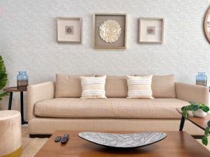 Uma área de estar em Upscale Centric Apt Near All