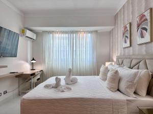 Cama ou camas em um quarto em Upscale Centric Apt Near All