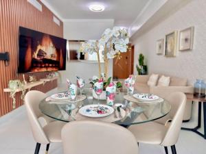 Uma área de estar em Upscale Centric Apt Near All