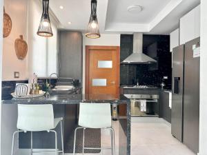 A cozinha ou cozinha compacta de Upscale Centric Apt Near All