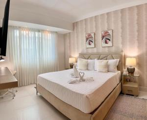 Cama ou camas em um quarto em Upscale Centric Apt Near All